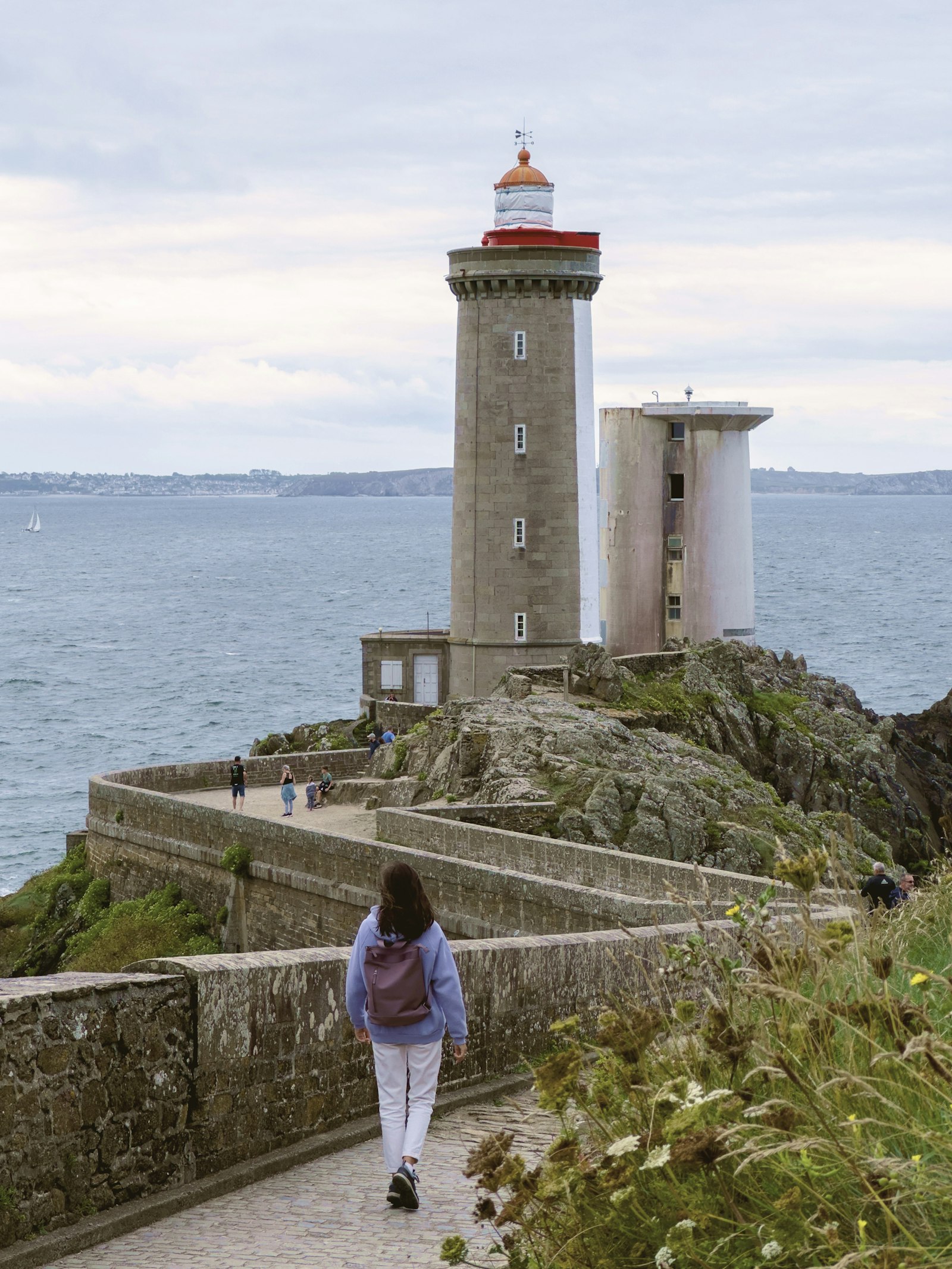 Sentier côtier breton longeant la mer